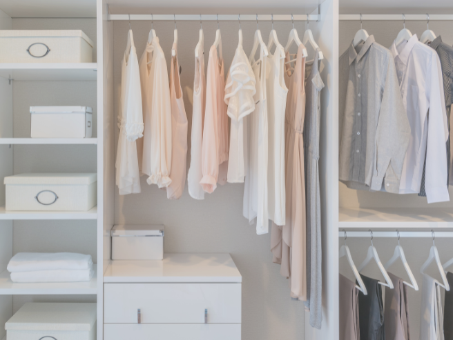 Ein Kleiderkasten / Kleiderschrank in bester Ordnung, luftig und leicht, gut sortiert, nur Stücke die man liebt, man findet sich sogar im morgendlichen Halbdunkel zurecht, jahreszeitlich angepasst